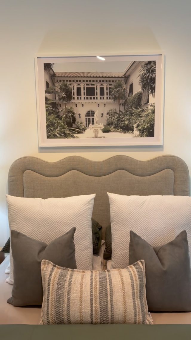 Don’t Overthink the Small SpacesSometimes the smallest room in the house gets the biggest headache, and it really doesn’t need to.Three things, and three things only:✨ One statement piece
✨ A little breathing room
✨ Soft, warm lightThat’s it. That’s the whole formula.Buyers don’t need a masterpiece to fall in love, they need to picture their life in it. And nothing kills that faster than clutter dressed up as “styling.”Less fuss, more feeling. Staged to sell!📍 Creative Rooms | Adelaide#HomeStaging #StagedToSell #AdelaideRealEstate #SmallSpaceStyling #propertystyling